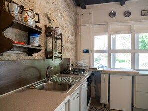 Réfrigérateur, vaisselle et ustensiles