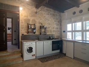 Réfrigérateur, vaisselle et ustensiles