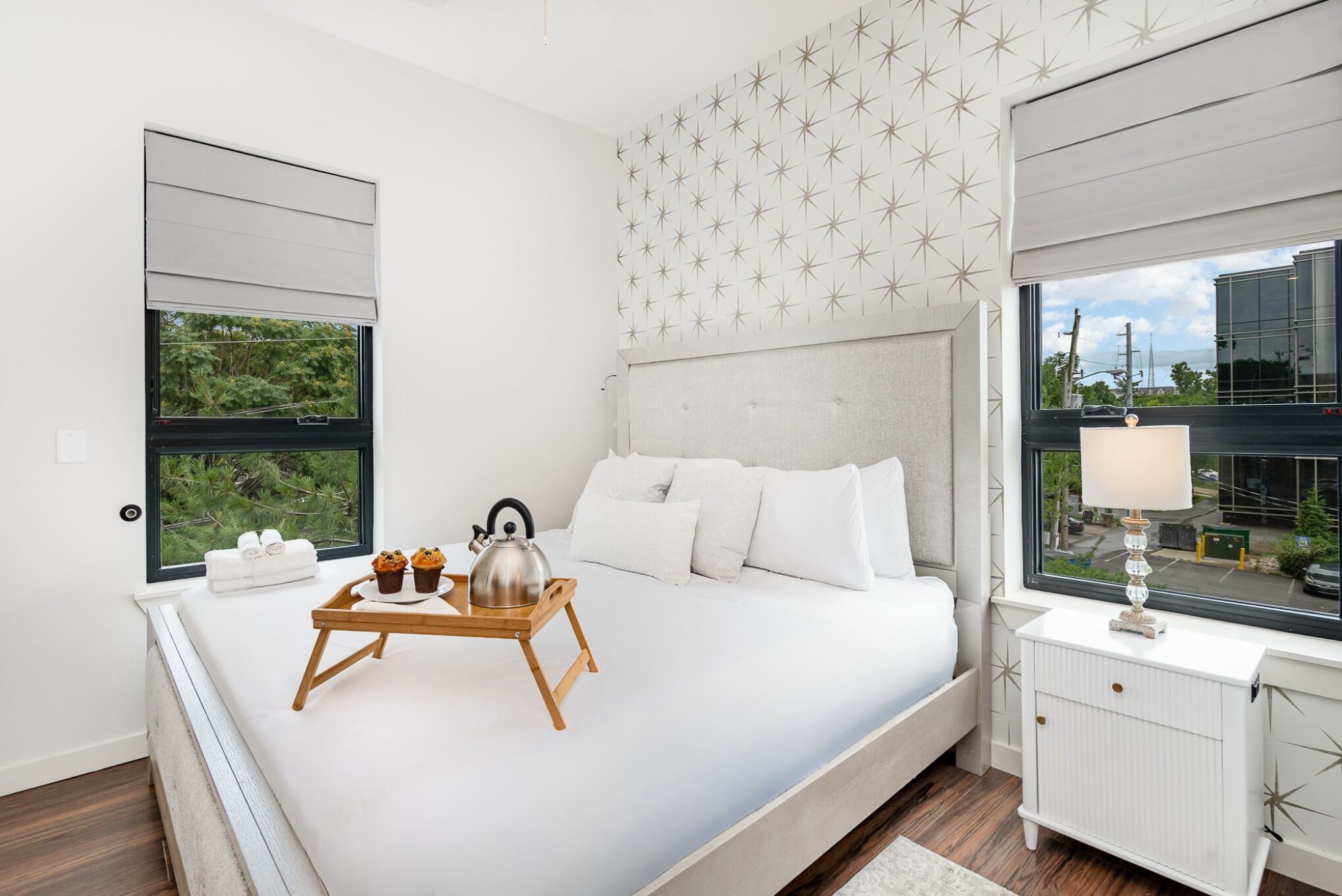 2 habitaciones, tabla de planchar con plancha y cuna de viaje 