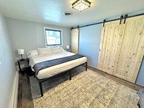 4 slaapkamers, een strijkplank/strijkijzer, gratis wifi, beddengoed