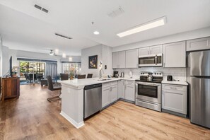 ثلاجة، ميكروويف، فرن، موقد طهي مسطح