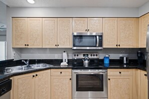 Een koelkast, een microgolfoven, een oven, een kookplaat