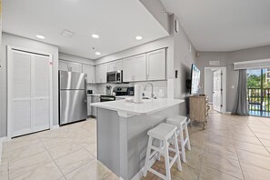 Kylskåp, mikrovågsugn, ugn och spishäll