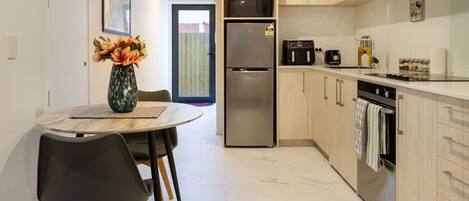 ثلاجة، ميكروويف، فرن، موقد طهي مسطح