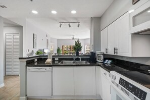 Kjøleskap, mikrobølgeovn, ovn og kokeplater