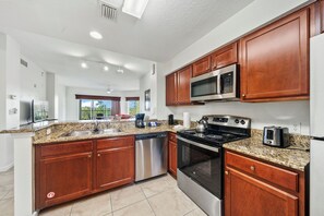 Frigorifero, microonde, forno, piano cottura