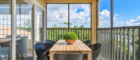 屋外ダイニングエリア