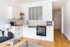 Køleskab, mikrobølgeovn, ovn, kogeplade