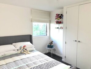 3 habitaciones, tabla de planchar con plancha, wifi y ropa de cama 