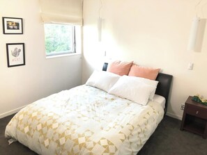 3 habitaciones, tabla de planchar con plancha, wifi y ropa de cama