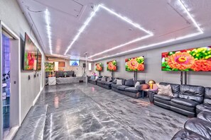 Interior - 19 BEDS, 10BR, 14 Bath, 3/4 acre, Basketball, Pickleball, Golf, Pool & Jacuzzi (Las Vegas)