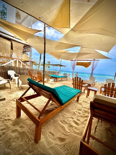 Escape to Paradise! Ocean front room at Shekina Club House - Baru