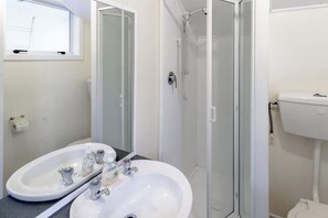 Dusj, hårføner, håndklær og såpe