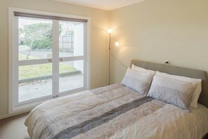5 bedrooms, iron/ironing board, WiFi, bed sheets