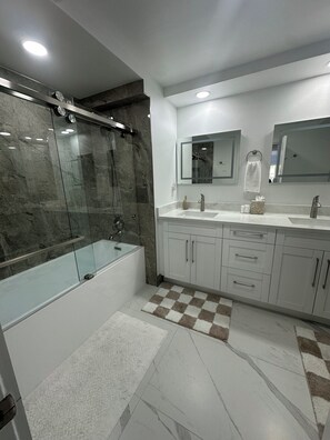 Dusche, Haartrockner, Handtücher, Seife