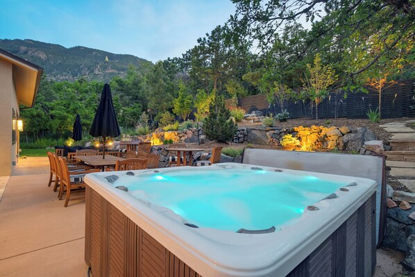 Outdoor spa tub - Broadmoor Bliss (Colorado Springs)