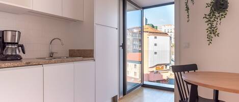 Køleskab, mikrobølgeovn, kogeplade, opvaskemaskine