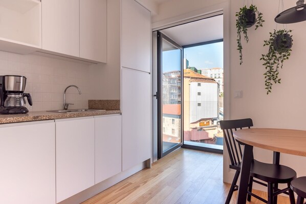 Fridge, microwave, stovetop, dishwasher