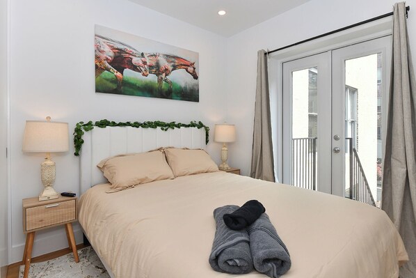 4 bedrooms, iron/ironing board, WiFi, bed sheets