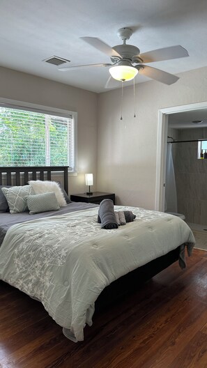 3 habitaciones, tabla de planchar con plancha, wifi y ropa de cama 