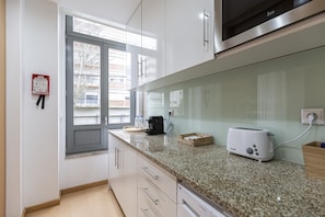 Fridge, microwave, stovetop, dishwasher