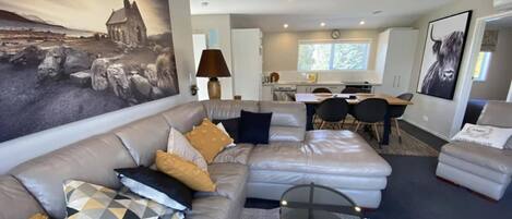 Téléviseur, foyer, lecteur de DVD, livres