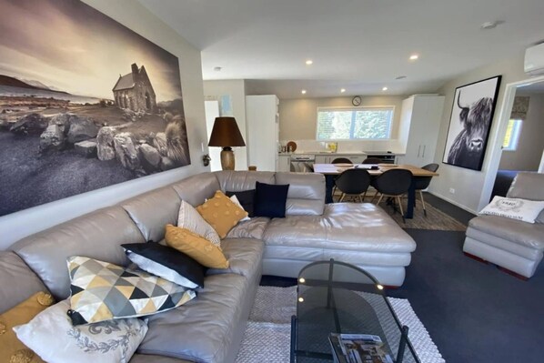 Fernseher, Kamin, DVD-Player, Bücher