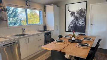 Een koelkast, een microgolfoven, een oven, een kookplaat