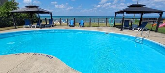 Lakefront studio with shared grill & firepit - steps to beach and pool