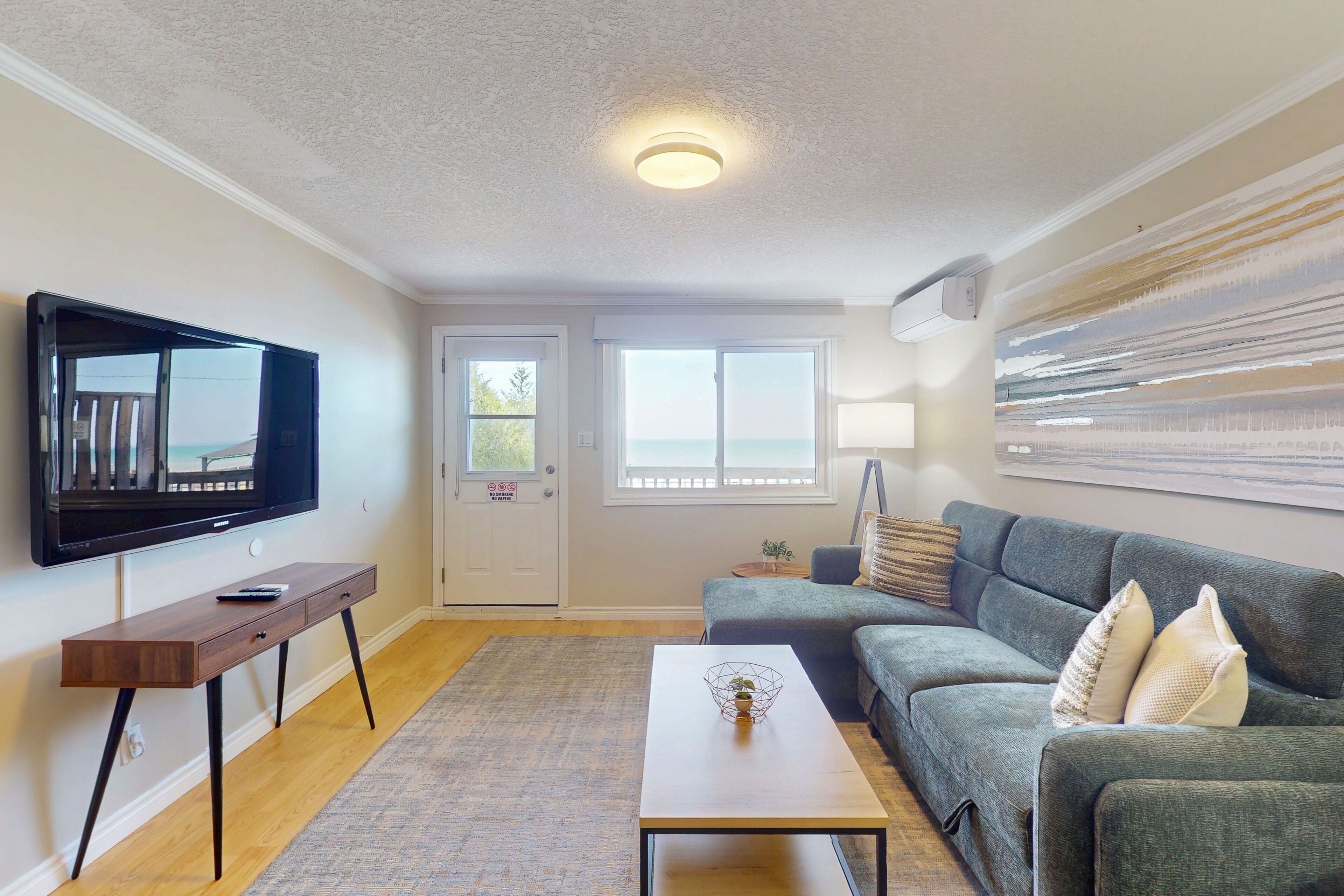 テレビ、暖炉、卓球台