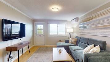 Televisio, takka, pöytätennispöytä