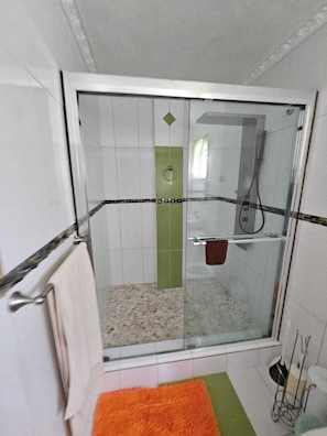 Handtücher, Seife, Toilettenpapier