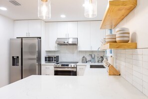 Kjøleskap, mikrobølgeovn, ovn og kokeplater