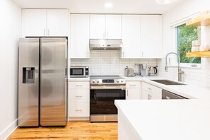 Kühlschrank, Mikrowelle, Ofen, Herdplatte