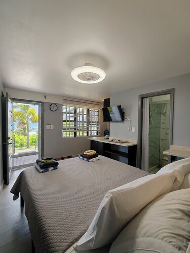 Cozy Studio with Seaview. Beach nearby/ On-site car rental/ Very comfortable bed