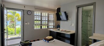 Cozy Studio with Seaview. Beach nearby/ On-site car rental/ Very comfortable bed