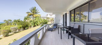 Cozy Studio with Seaview. Beach nearby/ On-site car rental/ Very comfortable bed