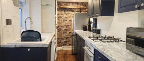 Een koelkast, een microgolfoven, een oven, een kookplaat