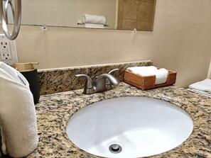 Haartrockner, Handtücher, Seife, Shampoo