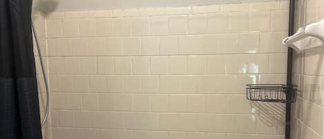 Secadora de cabello, jabón, papel de baño
