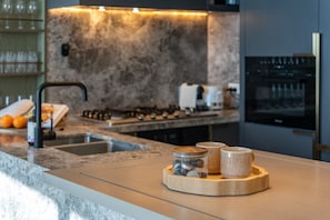 Geladeira, micro-ondas, cooktop, lava-louças