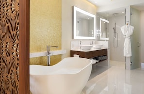 Haartrockner, Bidet, HandtĂŒcher, Seife