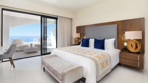 Ein modernes Hotelzimmer mit einem großen Bett, einem Balkon mit Aussicht, einem Schreibtisch und einem Stuhl.