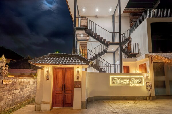 施設の正面 (日没後)