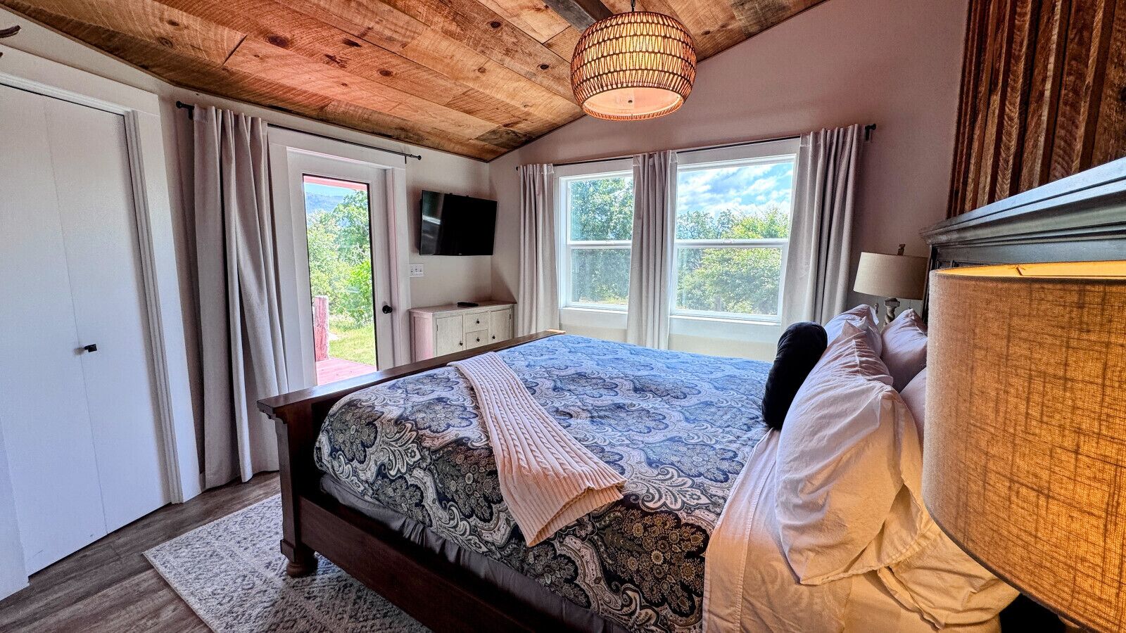 1 habitación, tabla de planchar con plancha y cuna de viaje 