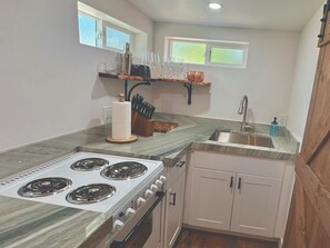 Frigorífico, cafetera o tetera y utensilios de cocina