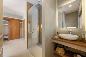 Douche, séchoir à cheveux, serviettes fournies, savon