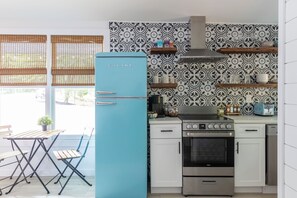 Fridge, microwave, oven, stovetop - Tranquility Pond Cottage, Relax, Fish and Unwind (Buford)