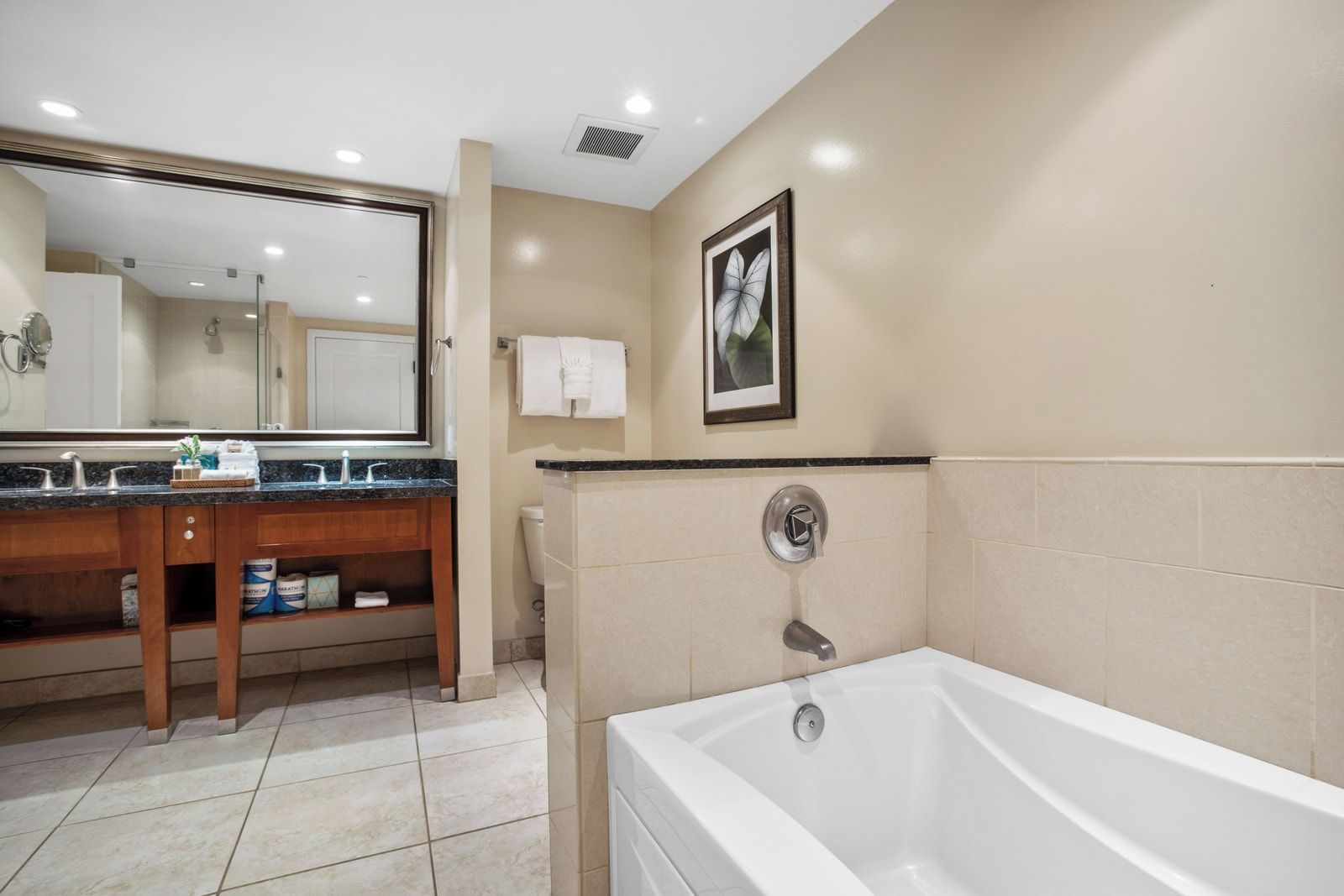 Un baño con bañera, lavamanos y espejo.