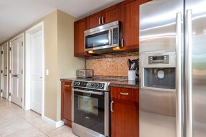 Een koelkast, een microgolfoven, een oven, een vaatwasser